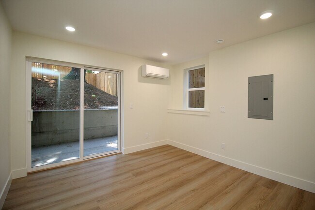 Building Photo - 4660-4660 SW Fairvale Ct