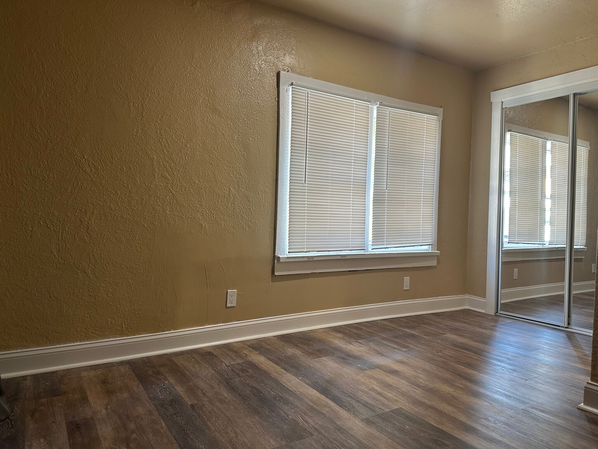 Building Photo - 124 S Oleander Ave