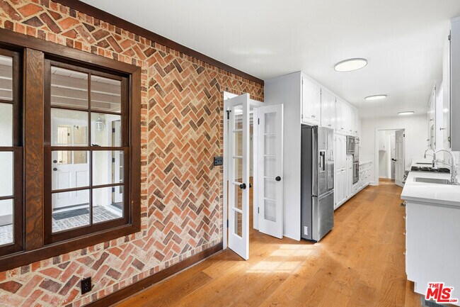 Building Photo - 10309 La Grange Ave