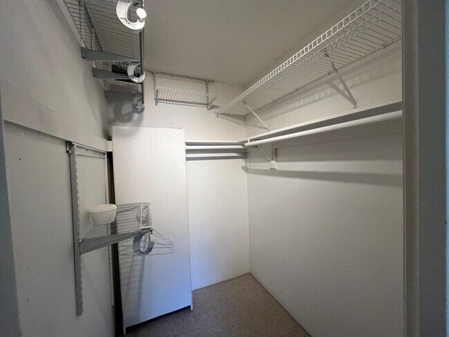 Building Photo - 995 La Guna Dr