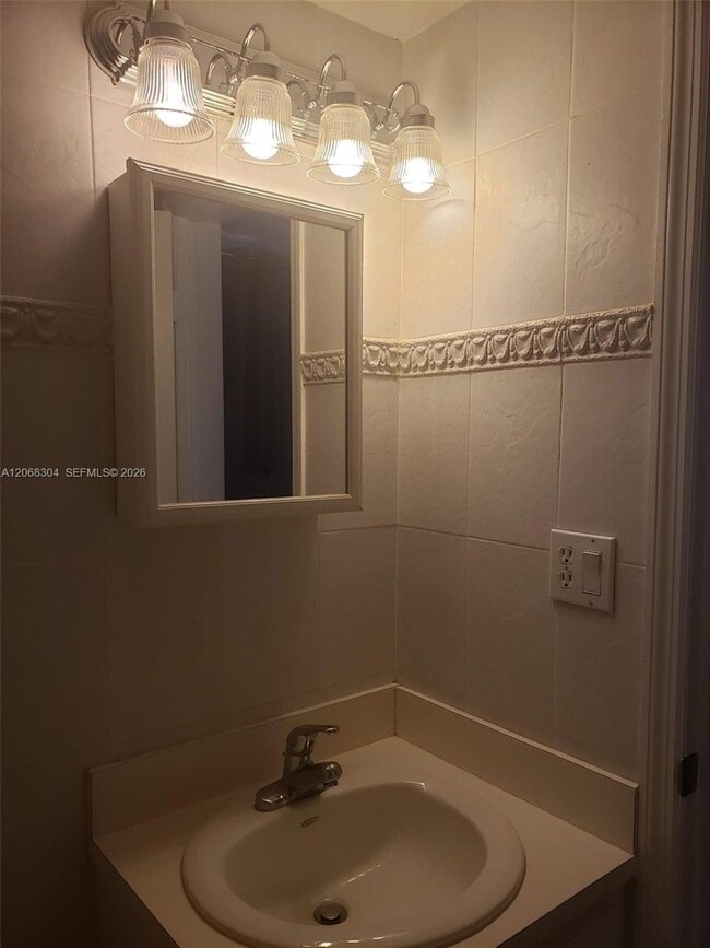 Building Photo - 2539 BAYSHORE Dr