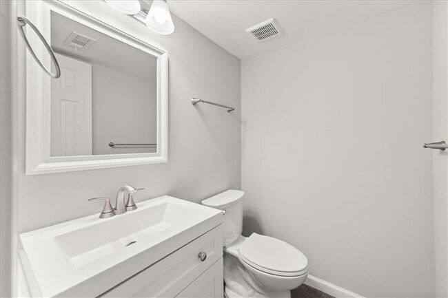 Building Photo - 2637 Lester St