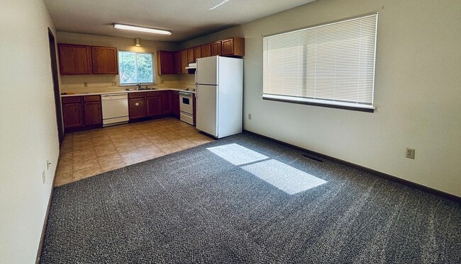 Building Photo - 4 Bed 2 Bath Centrally Located - Pre Leasi...