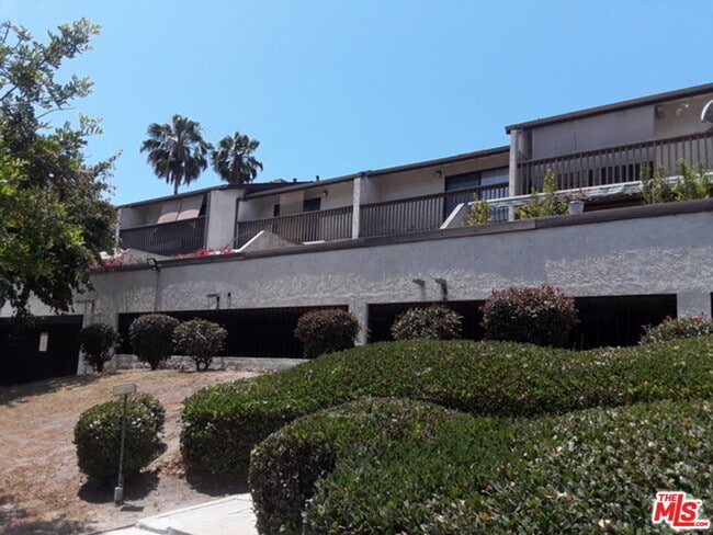 Building Photo - 601 S Van Ness Ave