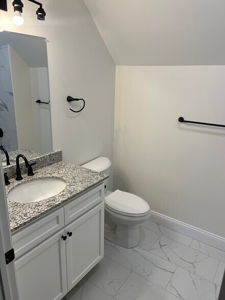 Building Photo - 470 Howard Ave