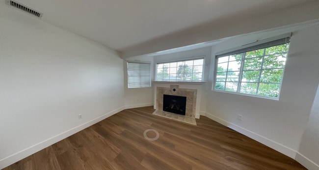 Building Photo - Massive Yard! 6 Bed / 2.5 Bath House on East Falls