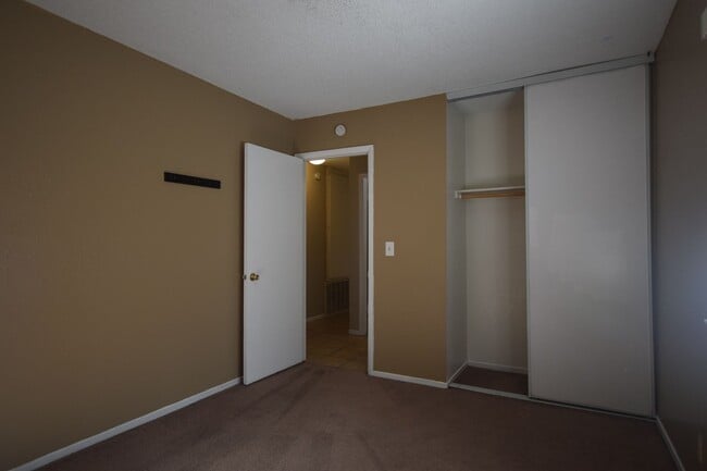 Building Photo - Cozy single story condo close to the commu...