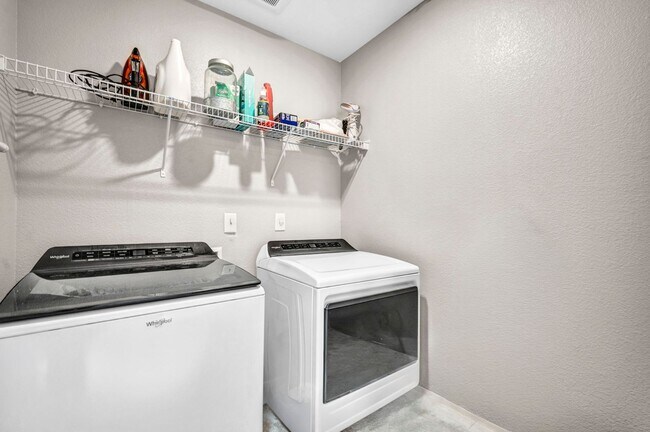 Building Photo - Spacious 5-Bedroom Home with Loft, Pool & Mountain Views