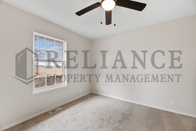 Building Photo - 215 Peachwood Dr