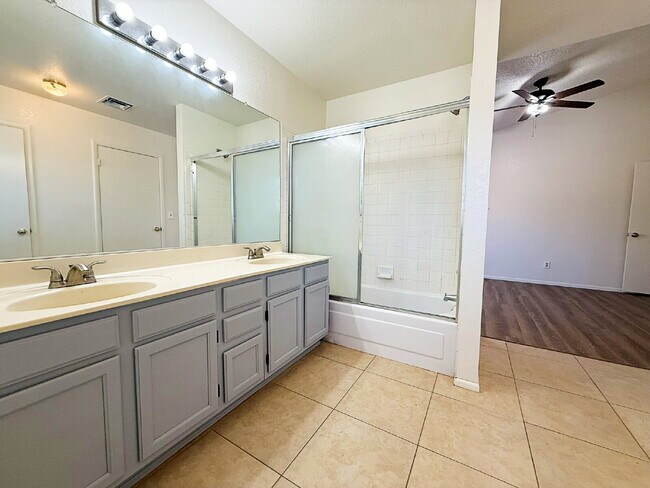 Building Photo - Golf Course Backyard! Updated 3-Bed Home i...