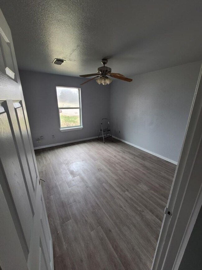 Building Photo - 4 Bedroom 2 Bathroom in 76105 Available!