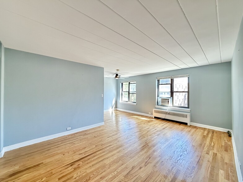Building Photo - 1360 W Touhy Ave