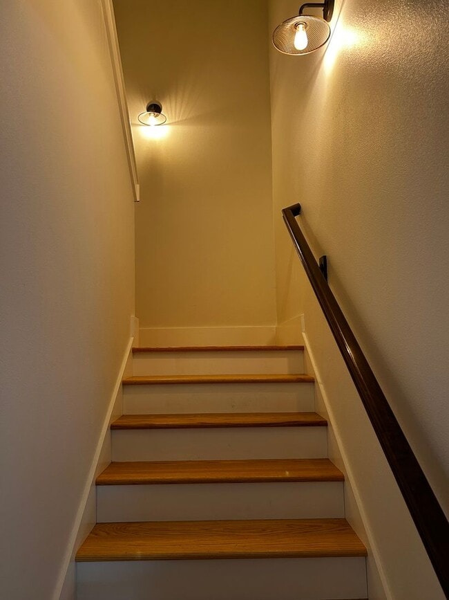 Building Photo - UNFURNISHED Beautiful Large Home Available Now on North Walnut in Fayetteville !!