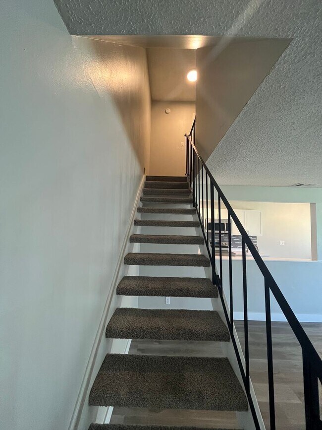 Building Photo - 2 br, 1 bath House - 902 E TIFFANY DR #3