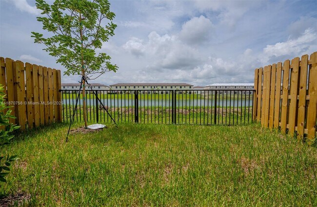 Building Photo - 2796 SE 26th Ave