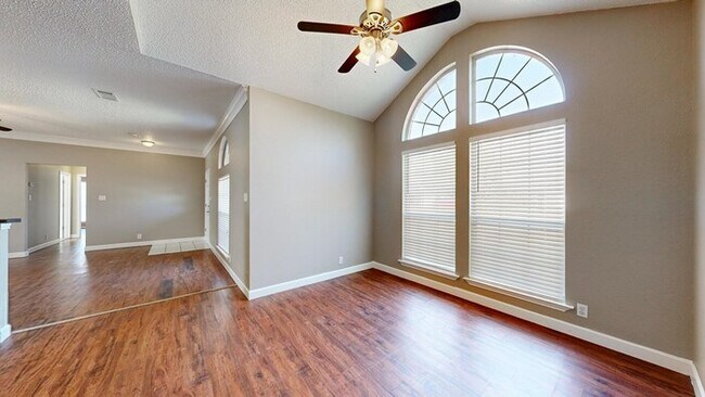 Building Photo - 3 bed 2 bath home, 2 car garage