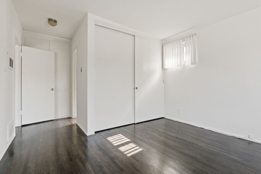 Building Photo - 10910 Santa Monica Blvd