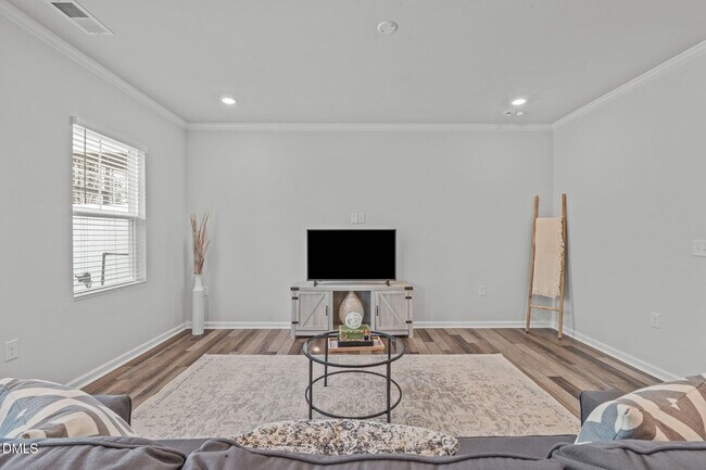 Building Photo - 1818 Porch Swing Wy