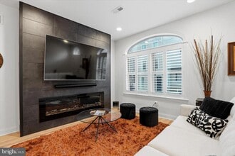 Building Photo - 159 Green Ln