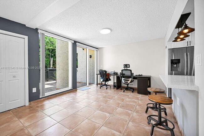 Building Photo - 9133 Fontainebleau Blvd