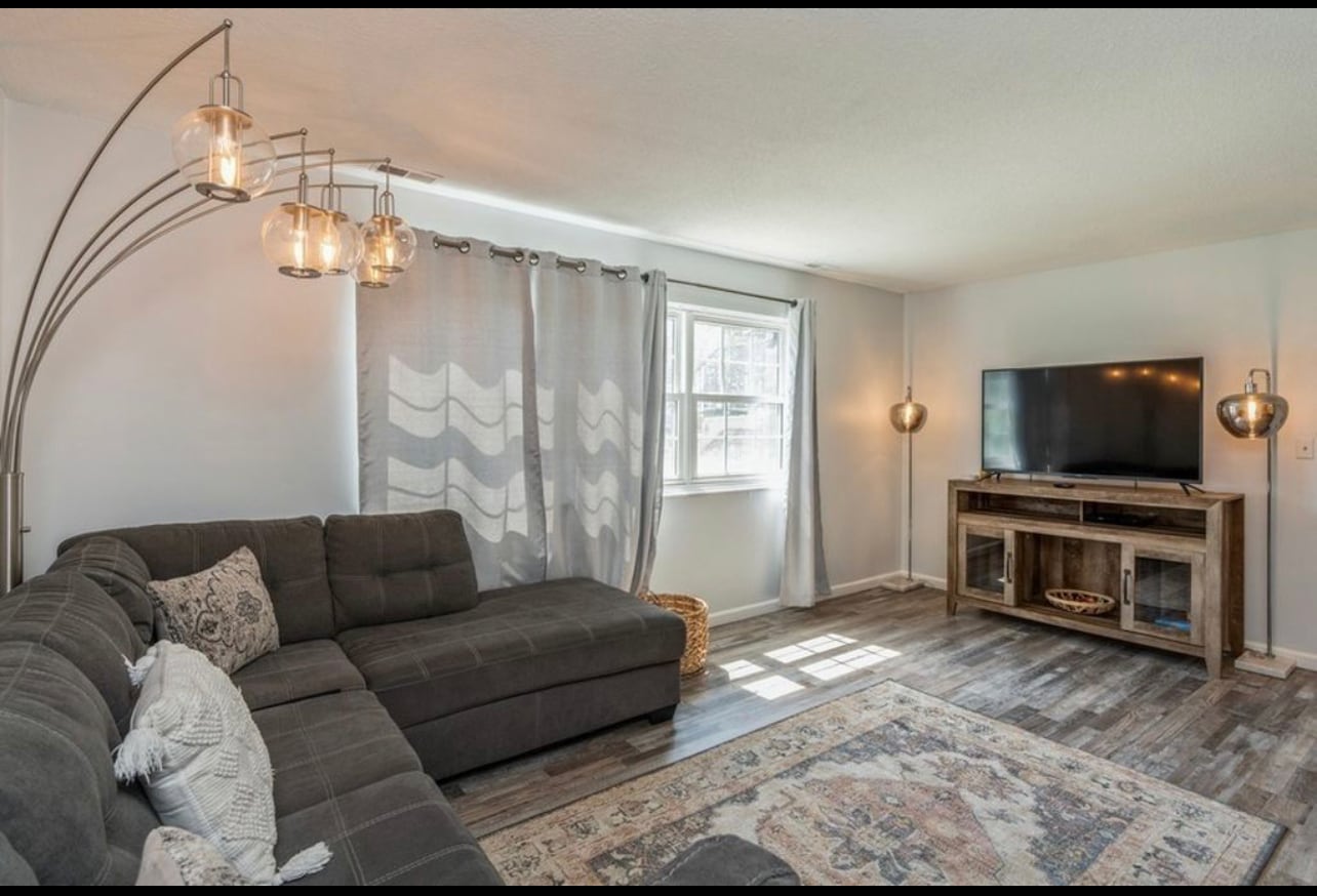 Building Photo - 1100 E 6th St