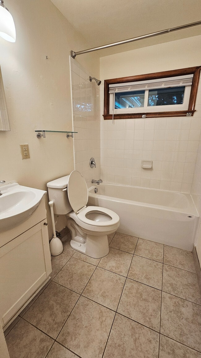 Building Photo - 333 6th St SW