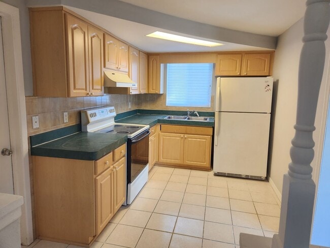 Building Photo - 3/1 1042 sq ft home Accepting Standard and...