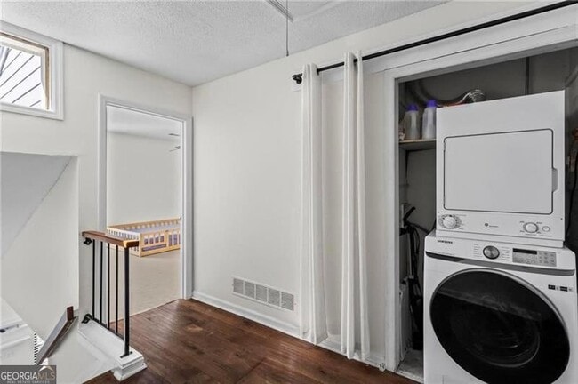 Building Photo - 1028 Riverbend Club Dr SE