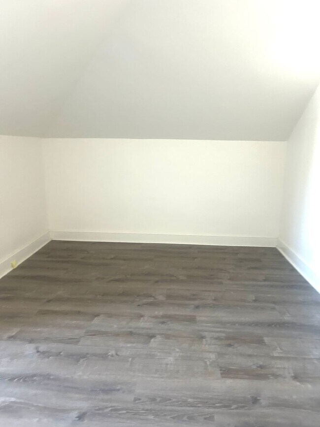 Building Photo - Beautiful 3BR/1.5BA Home Available Septemb...