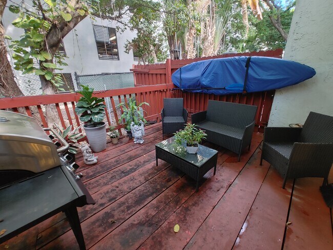 Building Photo - 1901 NW S River Dr