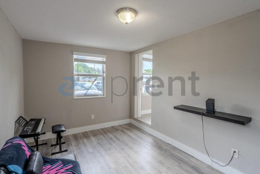 Building Photo - Unit