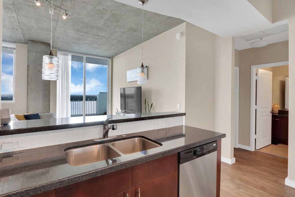 Building Photo - 300 S Australian Ave