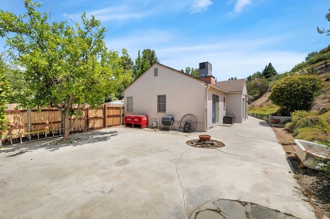 Building Photo - Great 3 Bedroom Home with Large Lot and NO...