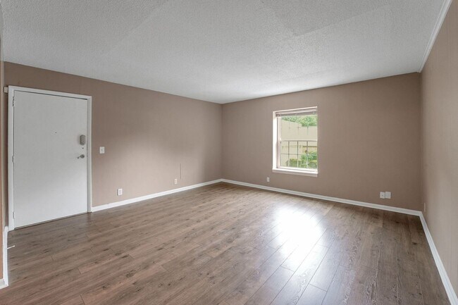 Building Photo - Charming 3BR Condo in Charlotte