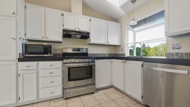 Building Photo - Cul-de-Sac Home Near Alderwood with Private Backyard