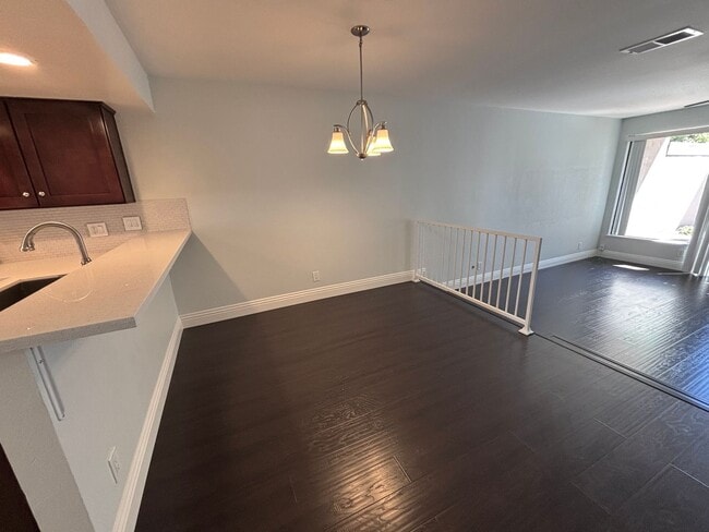 Building Photo - Updated 2 Bedroom home in Fullerton