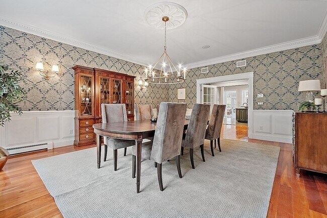 Building Photo - 451 Wellesley St