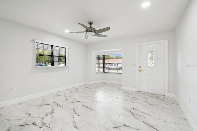 Building Photo - 4910 N Darby Ave