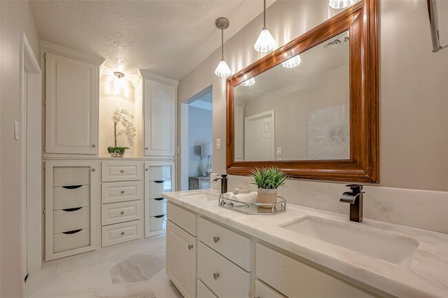 Building Photo - 10118 Briar Forest Dr