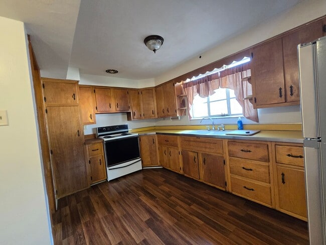 Building Photo - 1400 Center Ave