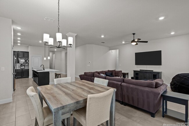 Building Photo - 1318 Tabuenfeld - Excellent, Clean Home, N...