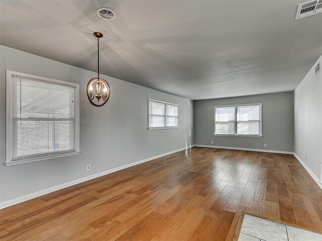 Building Photo - 2641 Kent Dr