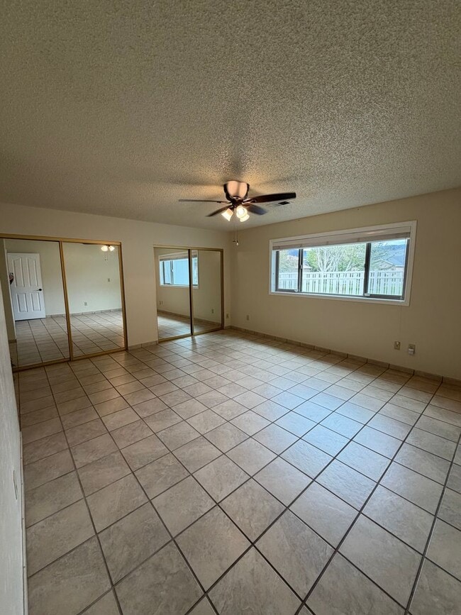 Building Photo - Hard to find 3 Bdrm, 2 Bath home in Harbor isles on the canal 2 miles to Sky Lakes Medical Ctr an...