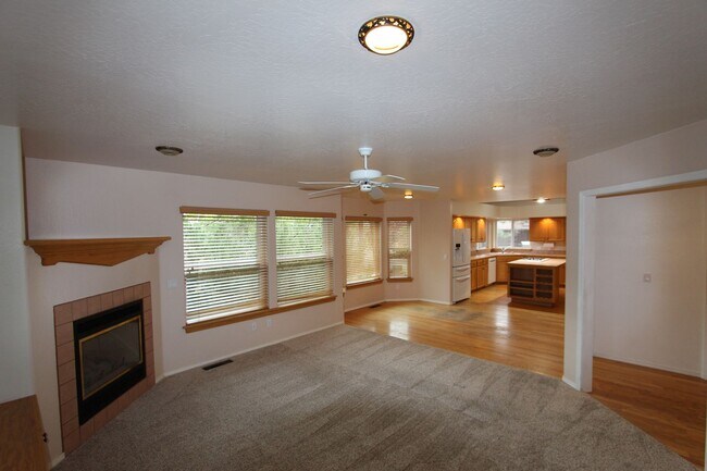 Building Photo - 2100 N Timberline Rd
