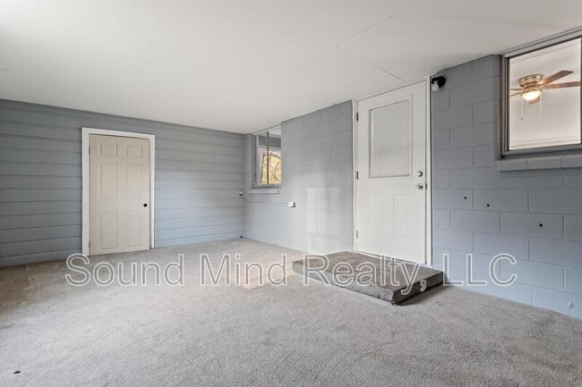 Building Photo - 914 Ranch Farm Rd