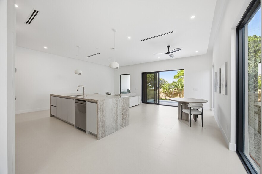 Building Photo - 1319 NE 13th Ave