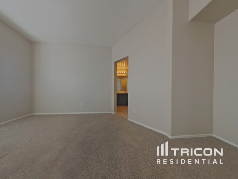 Building Photo - 10821 W Elm Ln