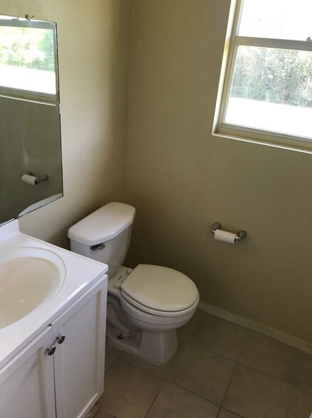 Upstairs hall full bathroom - 838 Lizzie Ln