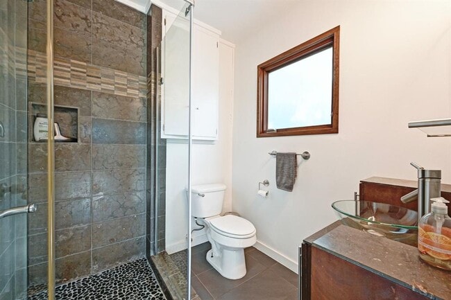Building Photo - 701 Brownlee Cir