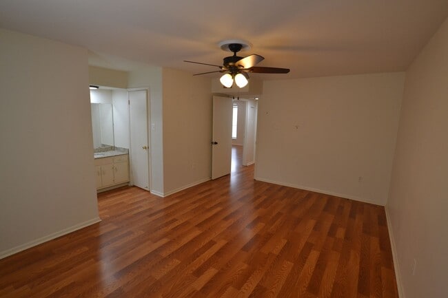 Building Photo - MOVE IN SPECIAL!  Newly updated, 2 bedroom, 2 bath Condo at Westdale Club Condos